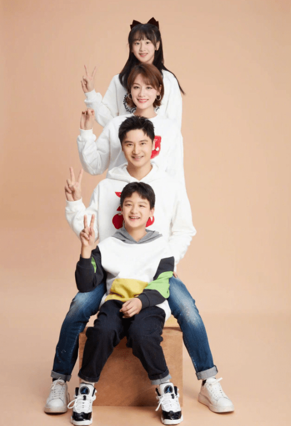 最有意思的是田宸羽,其他三人都穿了亲子装,只有他