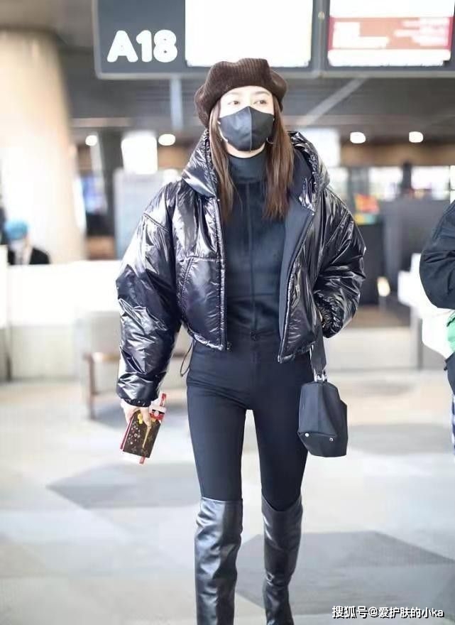 大衣 秦岚认真过冬了，穿黑色外套低调又显年轻，脚踩“尖头鞋”好时髦
