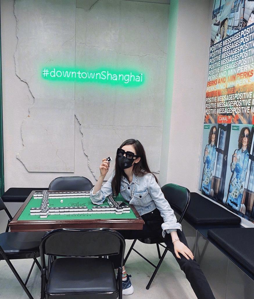 张天 张天爱“马甲线”太惹眼，简洁穿搭不“简单”，完美身材一览无遗