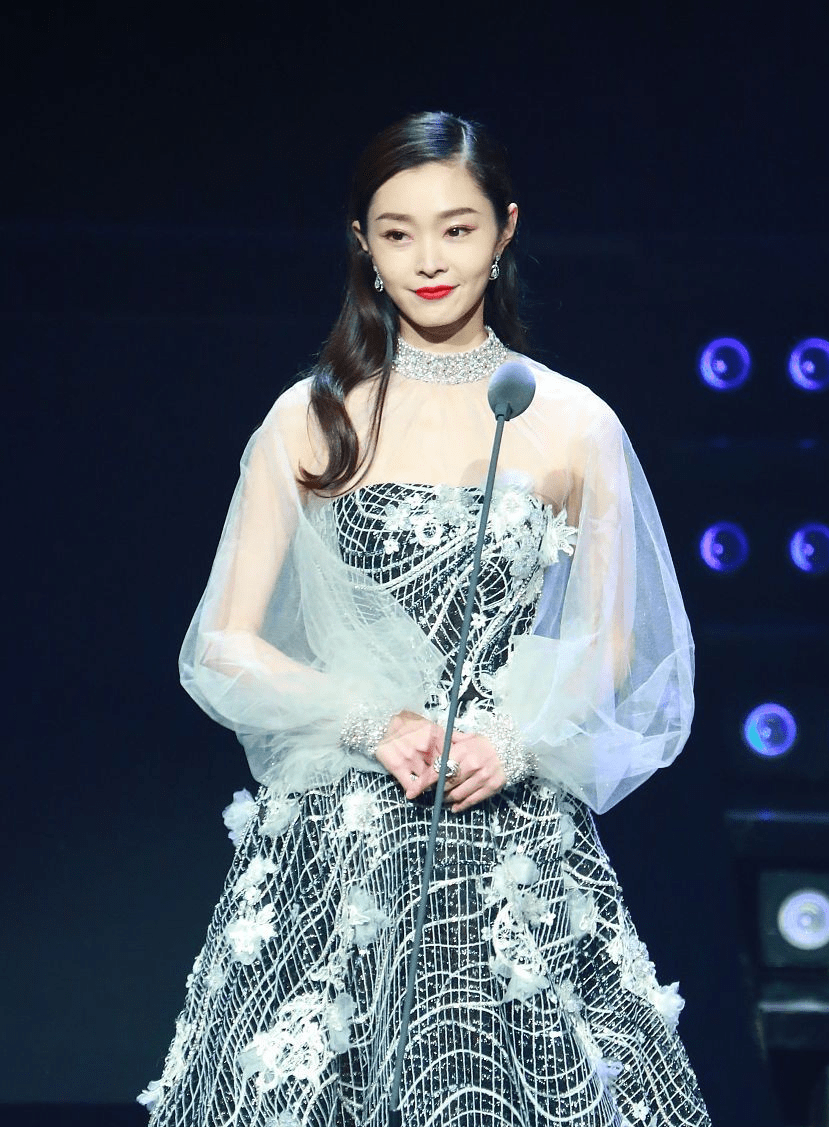 整体 把“海滩”穿身上抢镜，宋轶是第一人，笑起来真挺甜美动人