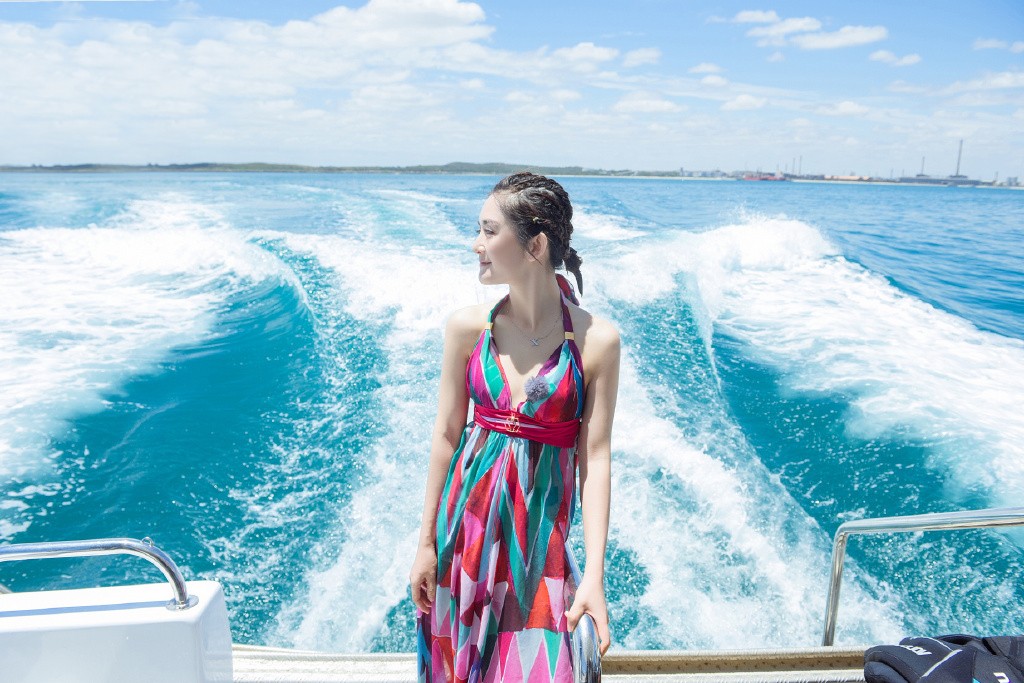 谢娜瘦得是很快,穿撞色挂脖裙海上度假,分分钟美成"太阳女神"_身体