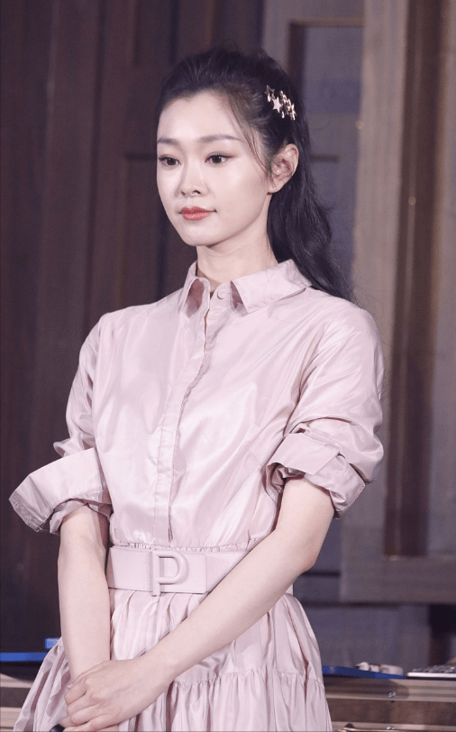 整体 把“海滩”穿身上抢镜，宋轶是第一人，笑起来真挺甜美动人