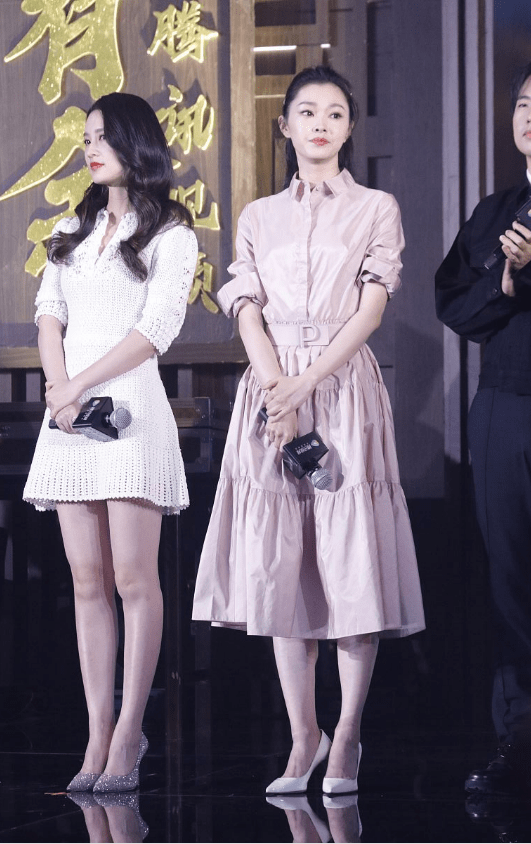 整体 把“海滩”穿身上抢镜，宋轶是第一人，笑起来真挺甜美动人