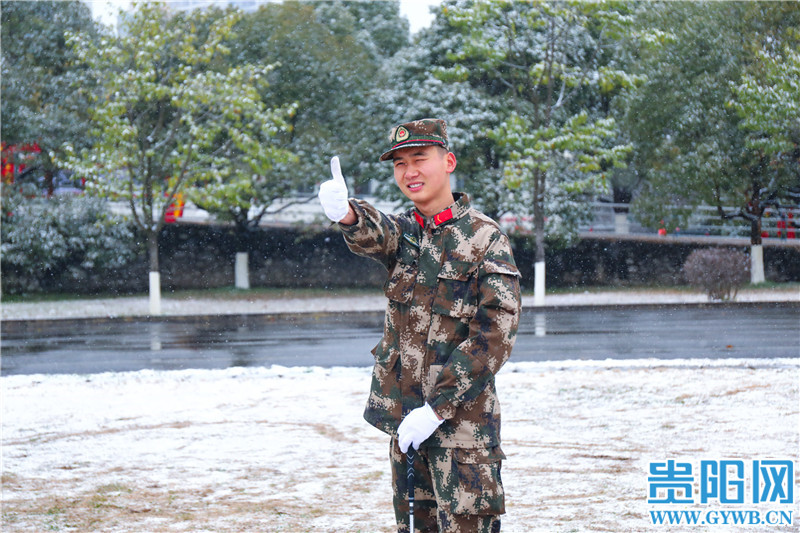 机动|武警贵州省总队机动支队举办雪中趣味高尔夫球赛