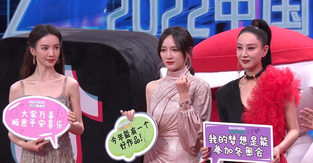 使得她异常耀眼出众汗颜夫妇