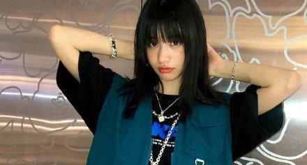 因为还记得被全网嘲绿茶的女星段小薇吗？剪掉刘海，惊艳众人