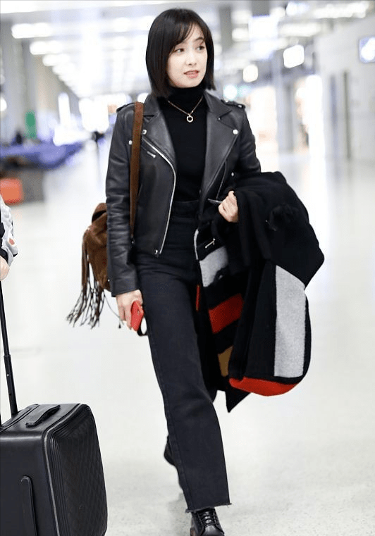 时尚 宋茜穿得挺喜庆,红色西服套配黑色皮外套,又酷又飒,一点不俗