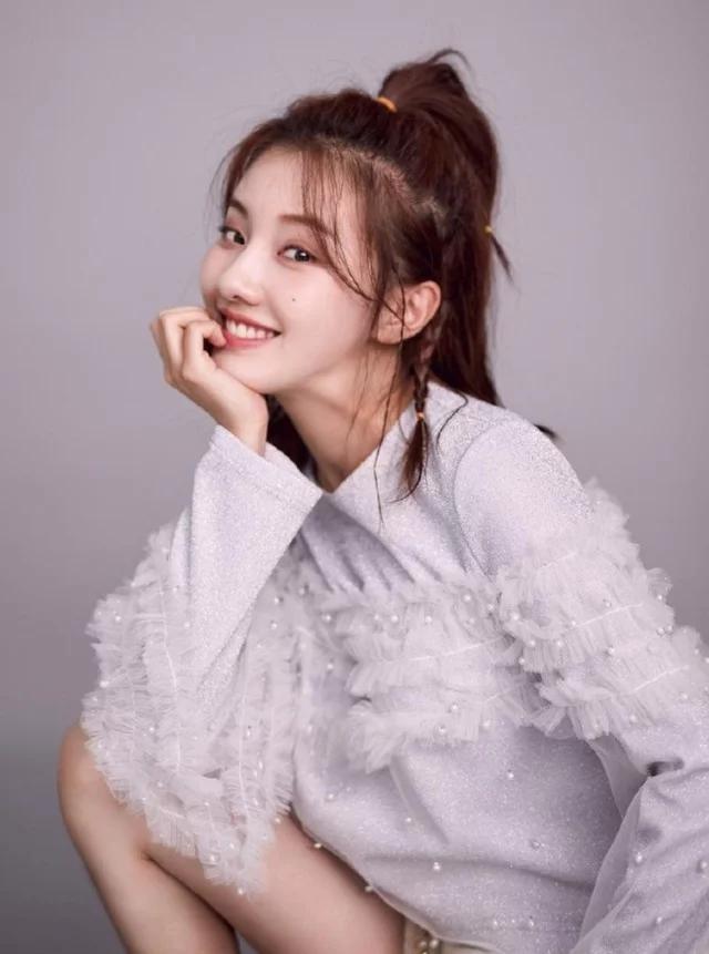 她拍戏时因嫌井水脏,让导演用140桶矿泉水替代,如今