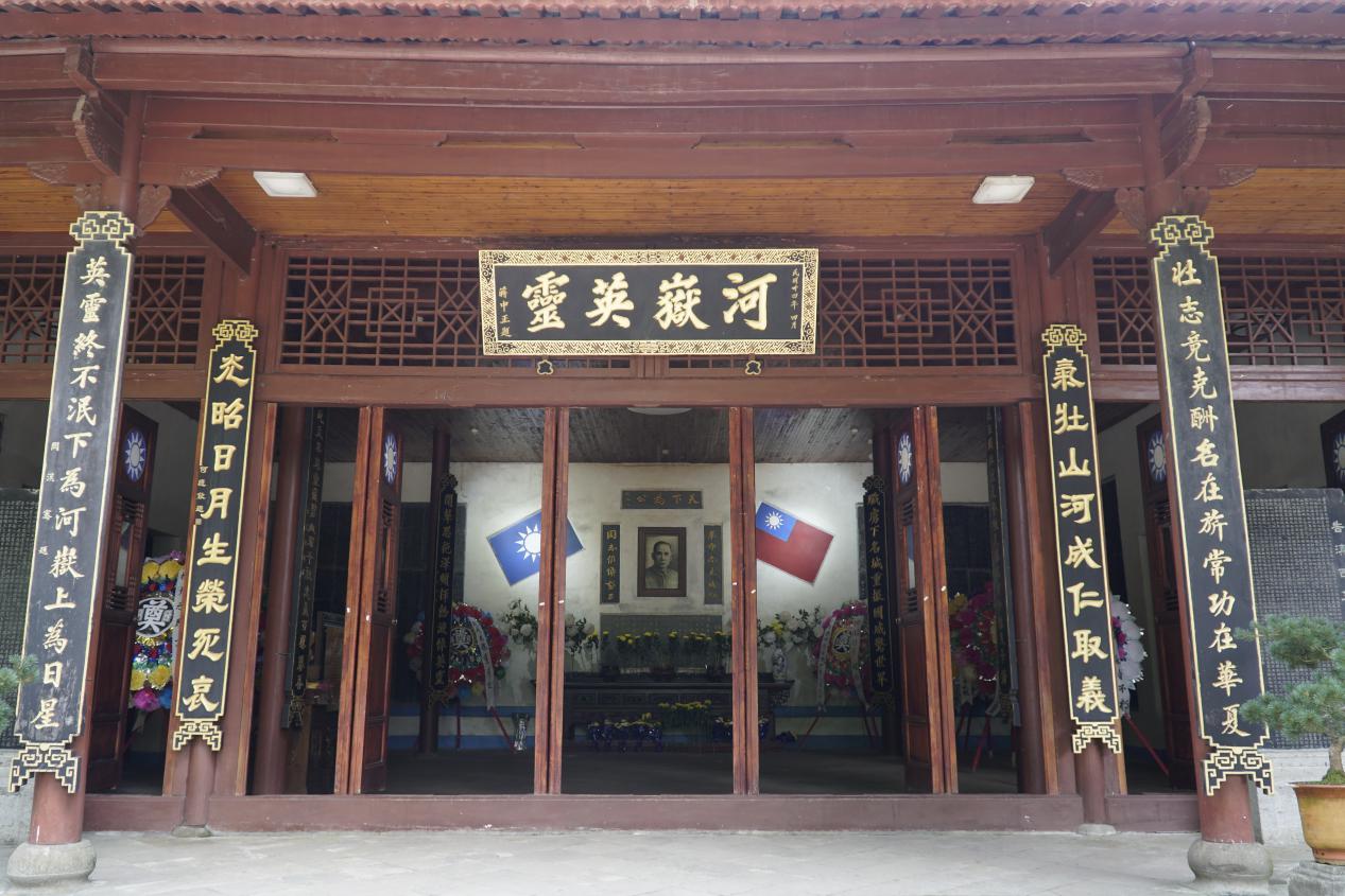 忠烈祠台基正面是蒋介石电题,李根源书"碧血千秋"石匾,上檐下悬蒋中正