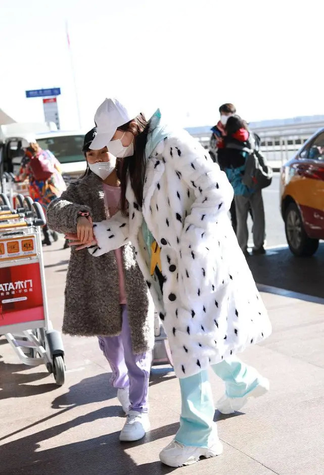 亮点 8岁甜馨形象变化太大了!穿皮草大衣走路都有超模范,气场更像李小璐