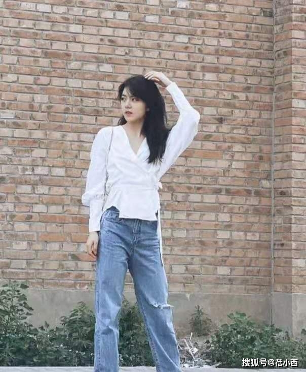 黑色 赵今麦不当时尚博主可惜了，这身“黑色羽绒服”打扮，简约又洋气