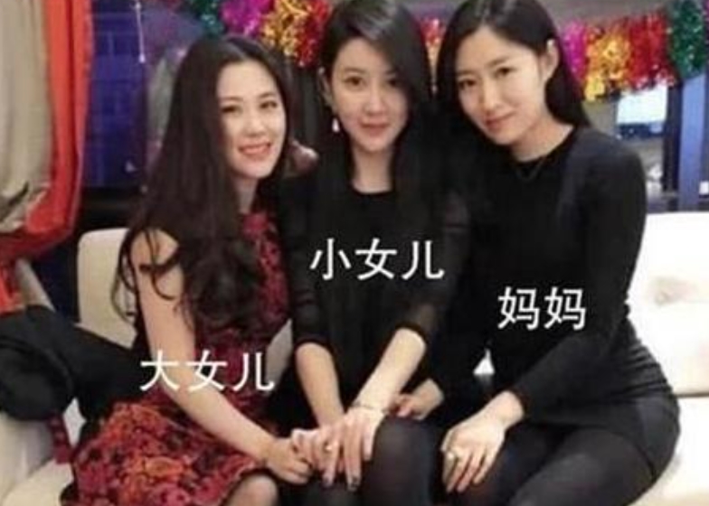 因为50岁辣妈火了，和24岁女儿站在一起龄成谜，网友：风韵犹存