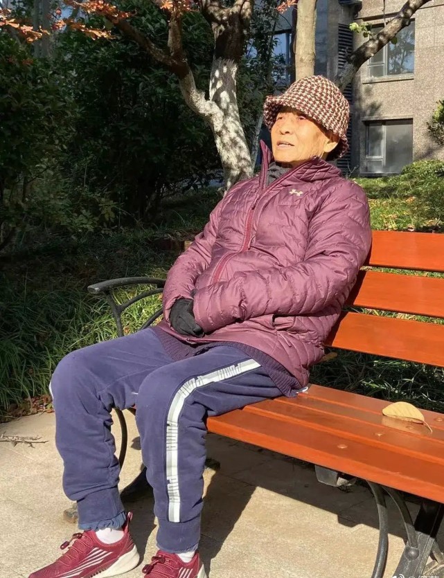 黑色 倪萍罕见晒全家福！90岁母亲意外曝光，62岁倪萍穿彩色变得好年轻