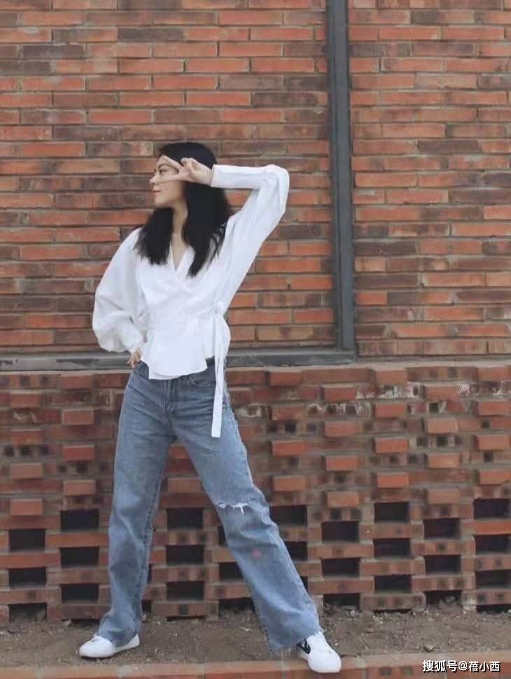 黑色 赵今麦不当时尚博主可惜了，这身“黑色羽绒服”打扮，简约又洋气