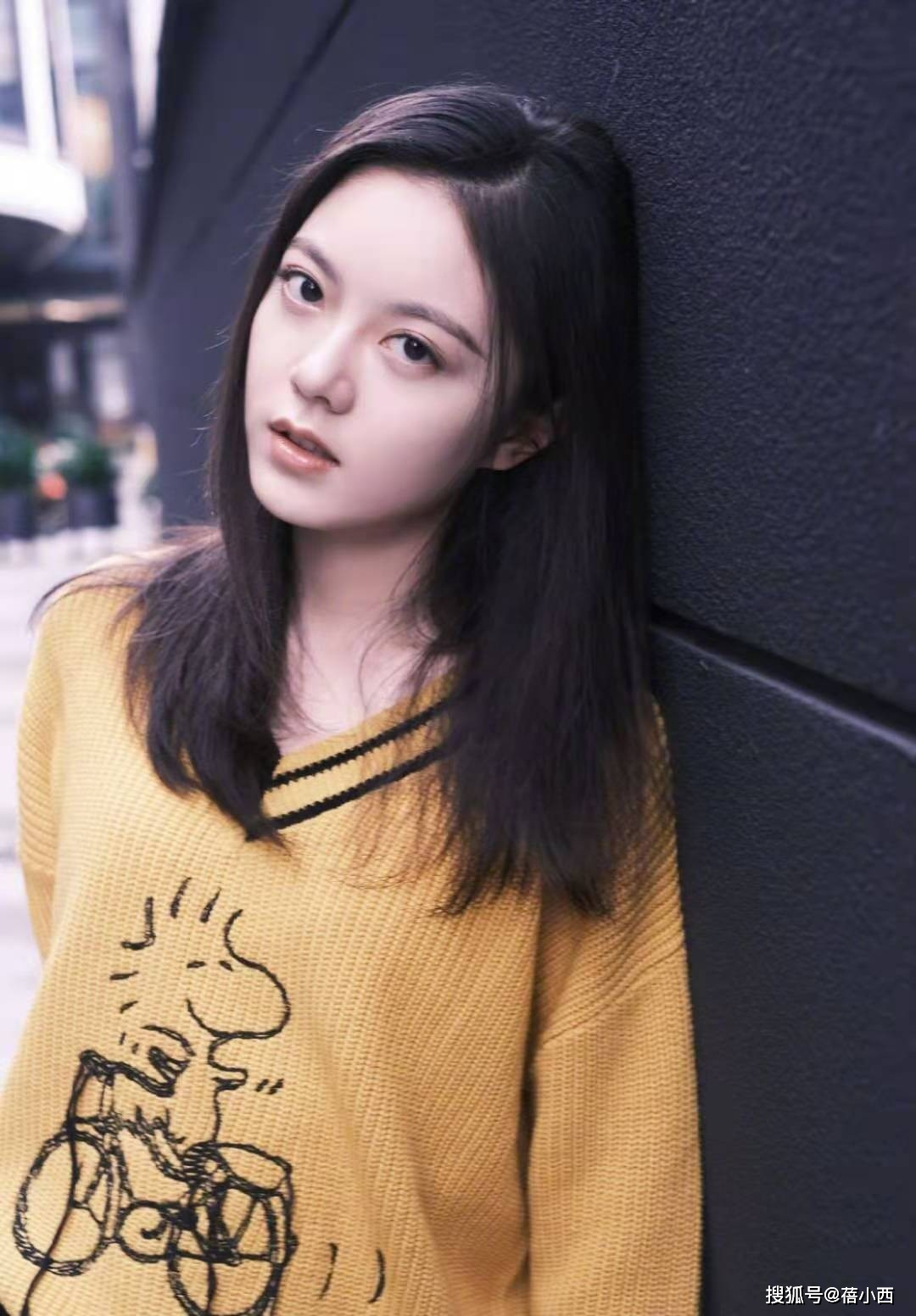 黑色 赵今麦不当时尚博主可惜了，这身“黑色羽绒服”打扮，简约又洋气