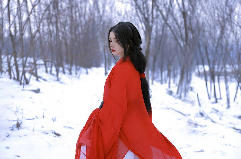 搜狐娱乐讯 日前,哈妮克孜一组雪中红衣写真释出,白雪映红妆,氛围感