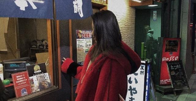 汪峰大汪峰大女儿晒美甲照，14岁小苹果与章子怡开心出游，越来越洋气了
