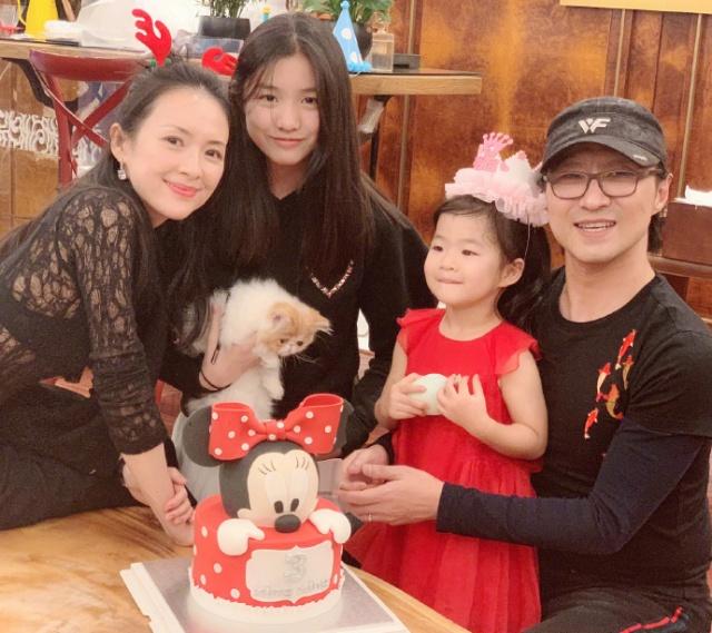 汪峰大汪峰大女儿晒美甲照，14岁小苹果与章子怡开心出游，越来越洋气了