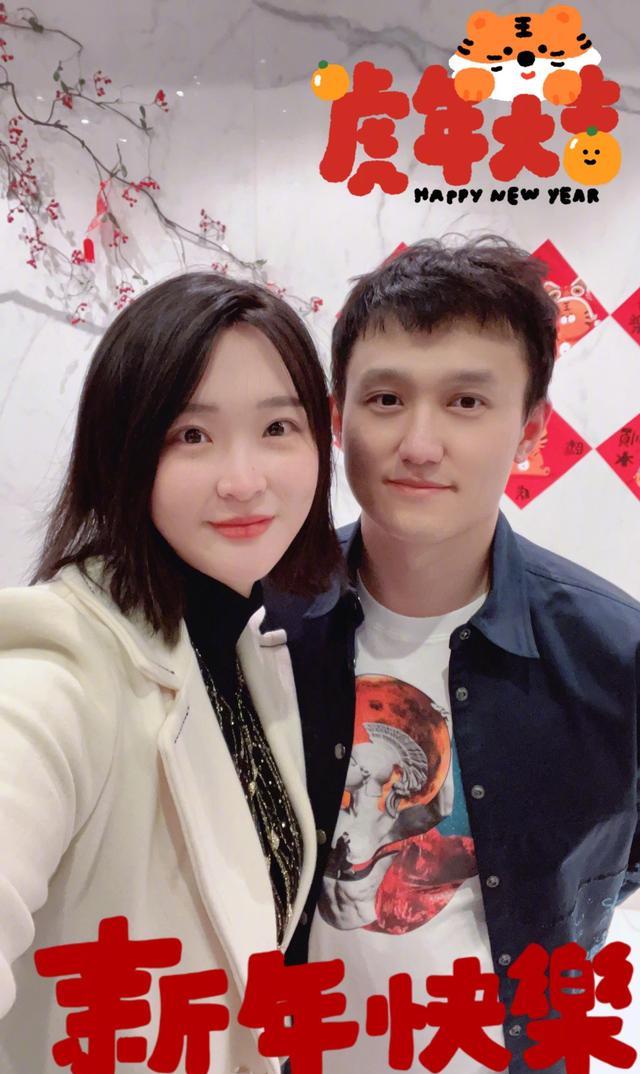 原创惠若琪准点拜年夫妻两人越长越像小朋友被迫营业