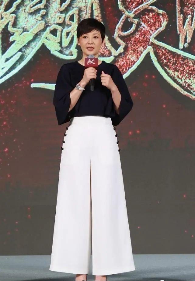 设计 徐帆穿衣挺有中年韵味的，白色羽绒服叠穿格纹装，看着就挺温暖