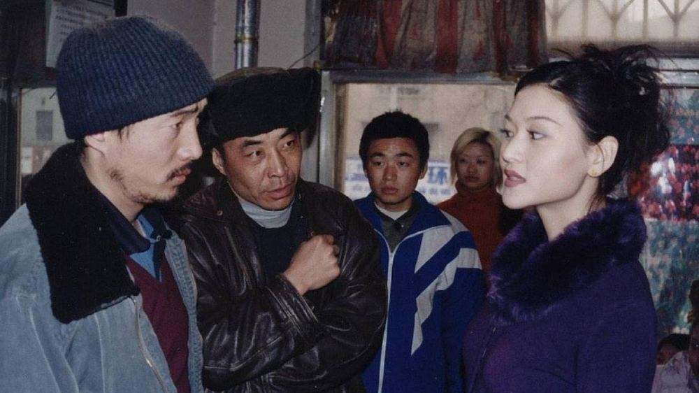 他也想过回家,但是狠心地给自己定下"没能出人头地,就不和家人联系"的