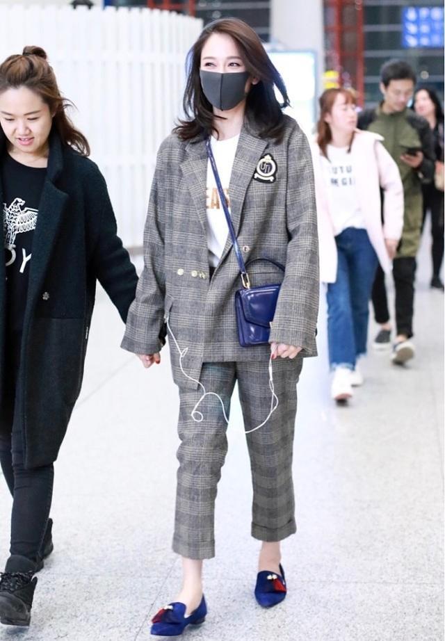 陈乔恩 陈乔恩私下里也这么时髦，虽然是穿着套装，但格子款式还挺有个性