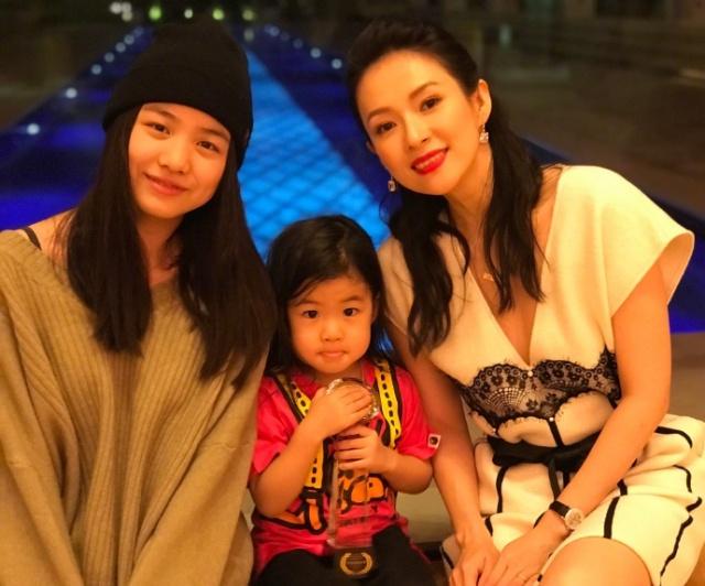汪峰大汪峰大女儿晒美甲照，14岁小苹果与章子怡开心出游，越来越洋气了