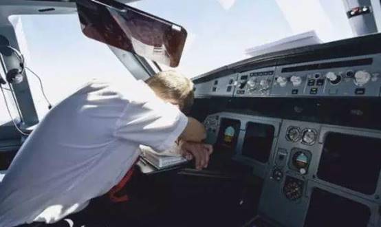 为何在飞机飞行途中，飞行员能够安心睡大觉？说出来你可能不信