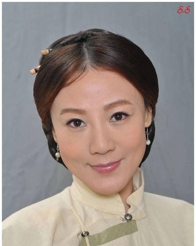 香港女演员康华图片