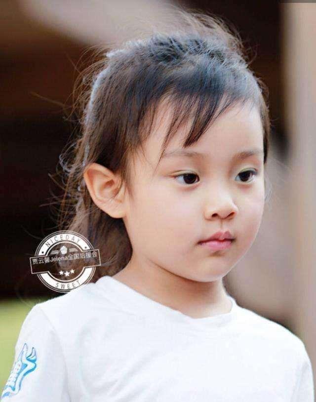 原创李小璐年后带女儿走机场她背名牌包显阔气甜馨拎百元包气势足