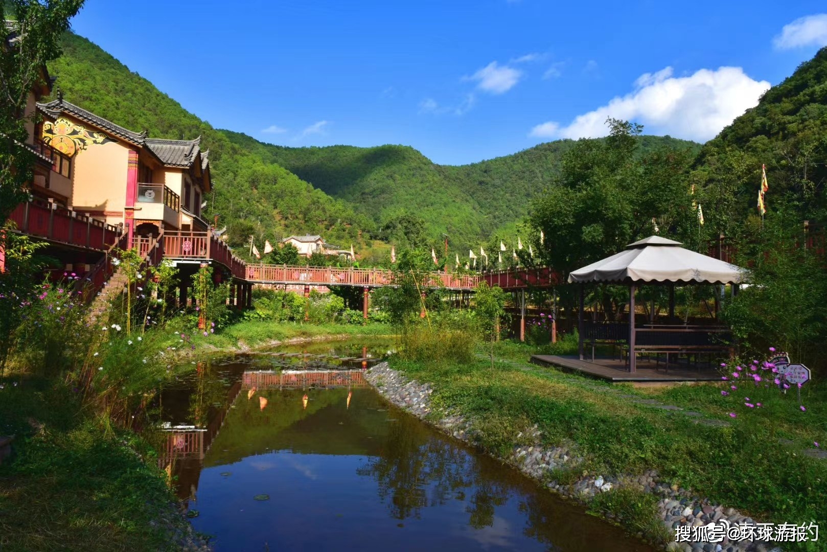 滇西高原深山处的南华县龙川镇小岔河村,是一个地方特色浓郁的村寨.