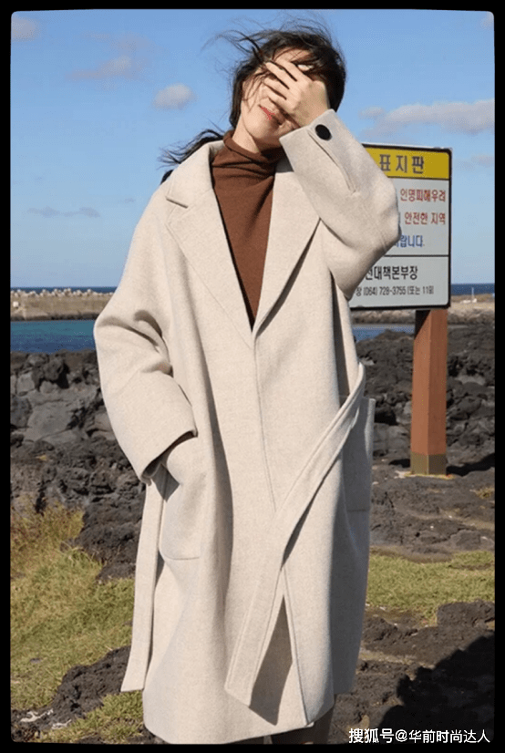 脖子 早春“大衣+高领衫”太高级了，保暖显气质，适合30、40岁的女人