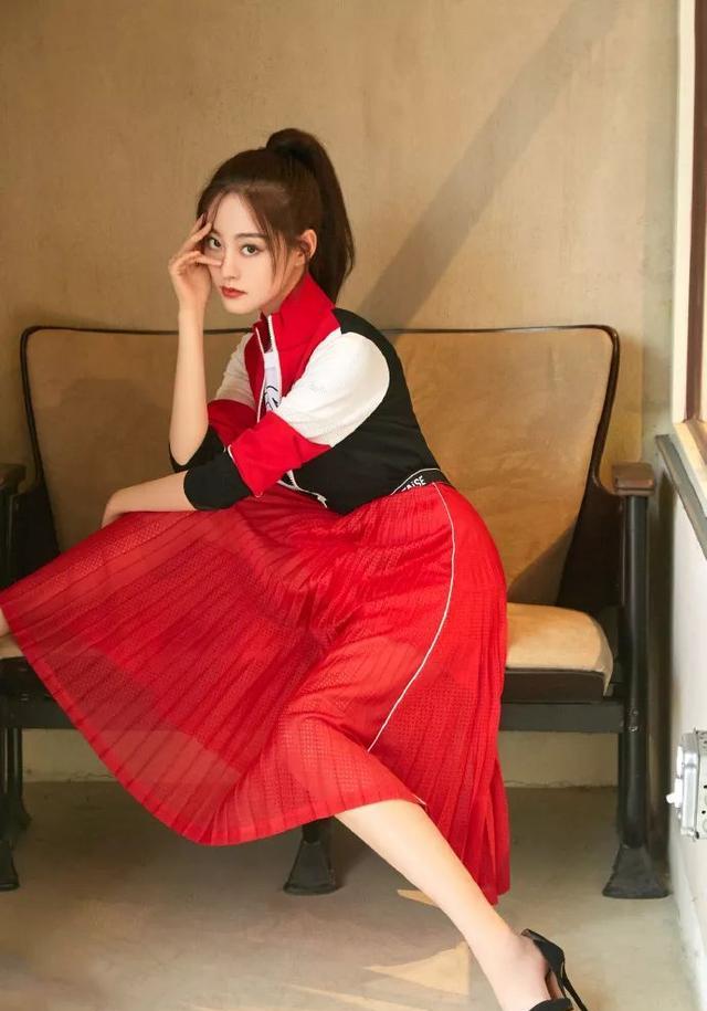 高跟鞋 运动服上衣，配百褶裙和高跟鞋，坐姿妩媚撩人