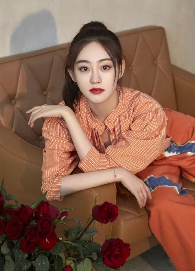 高跟鞋 运动服上衣，配百褶裙和高跟鞋，坐姿妩媚撩人