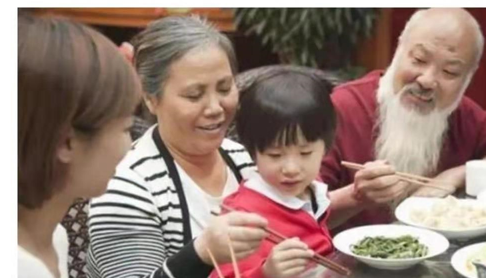 舅舅|舅甥俩幼儿园同班，舅舅“特殊待遇”逗乐老师，外甥：毕竟是长辈