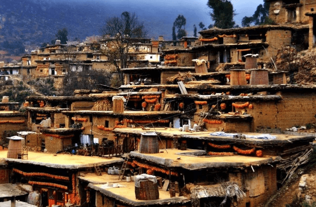 云南这座古村有点意思，全村1000多间土库房，距今已三百余年