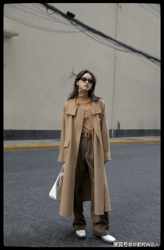 脖子 早春“大衣+高领衫”太高级了，保暖显气质，适合30、40岁的女人