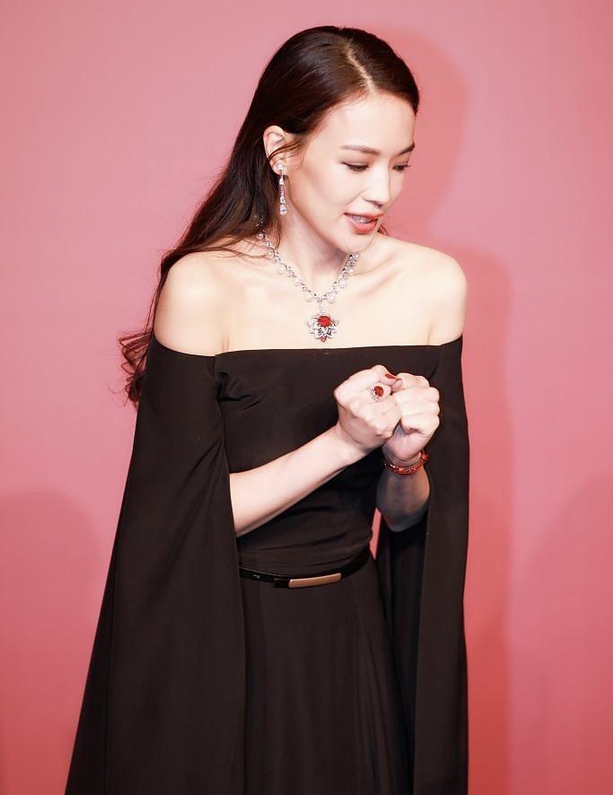 身材 舒淇打扮很知性,穿蕾丝连衣裙配西装干练利落,好品味可真罕见