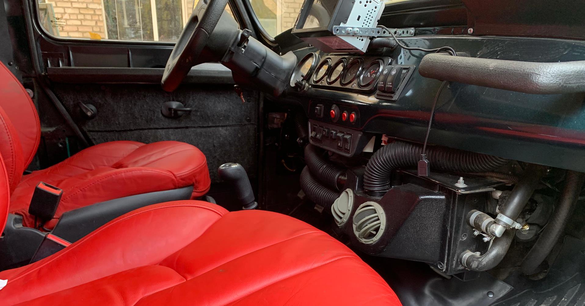 说明了这台6轮驱动uaz-469面向的是民用市场进行的改装