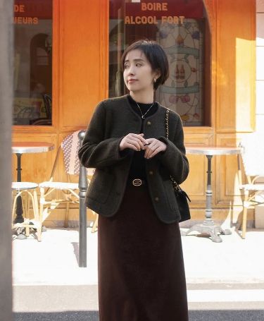 颜色 春天脱下羽绒服吧,学广东小姐姐穿短外套+半身裙,优雅又减龄