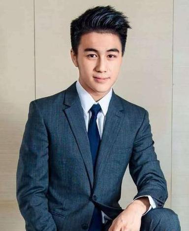 原创香港王思聪钟培生街头见人就发红包惨遭路人拒绝