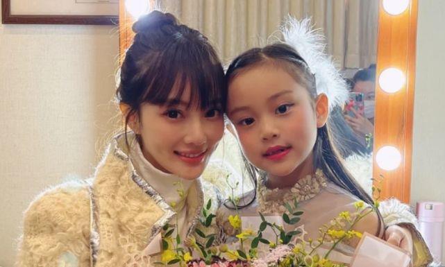 复合了贾乃亮李小璐前后脚晒出视频疑似带甜馨在三亚旅行