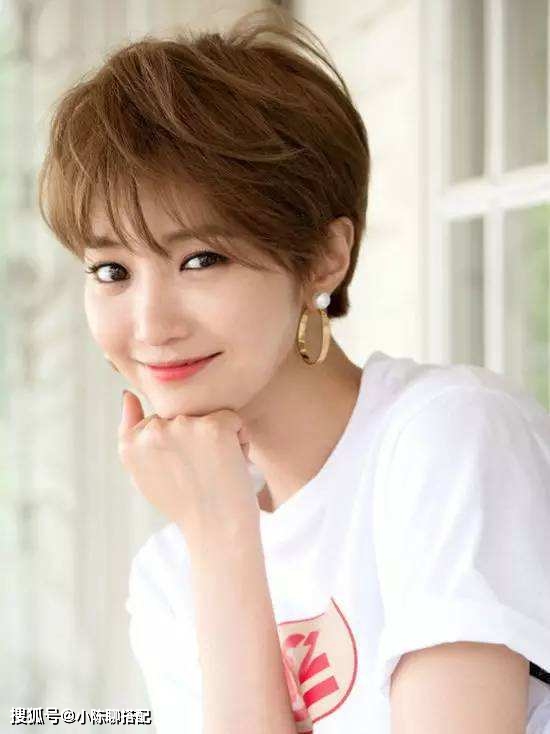 发型45岁以上的女人，别再留羊毛卷黑长直，这3种发型减龄好打理