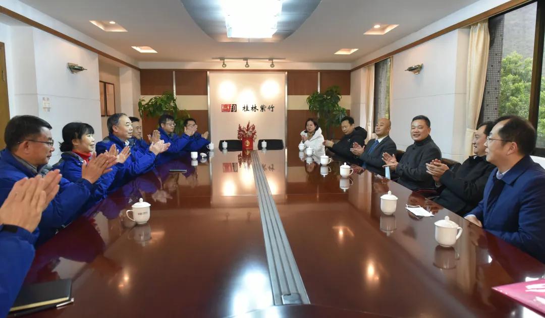 秀峰区委书记余捷区长刘丰华到部分重点企业开展春节走访慰问活动