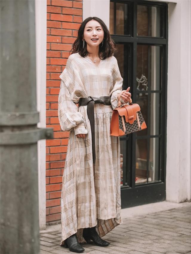 整体 会穿才不显老！给40岁以上女人的过年穿搭建议：裙过踝、靴要跟