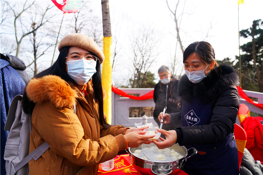 青岛|山东有个浪漫的旅游景点，山海相连十分壮观，青岛人最爱来看日出