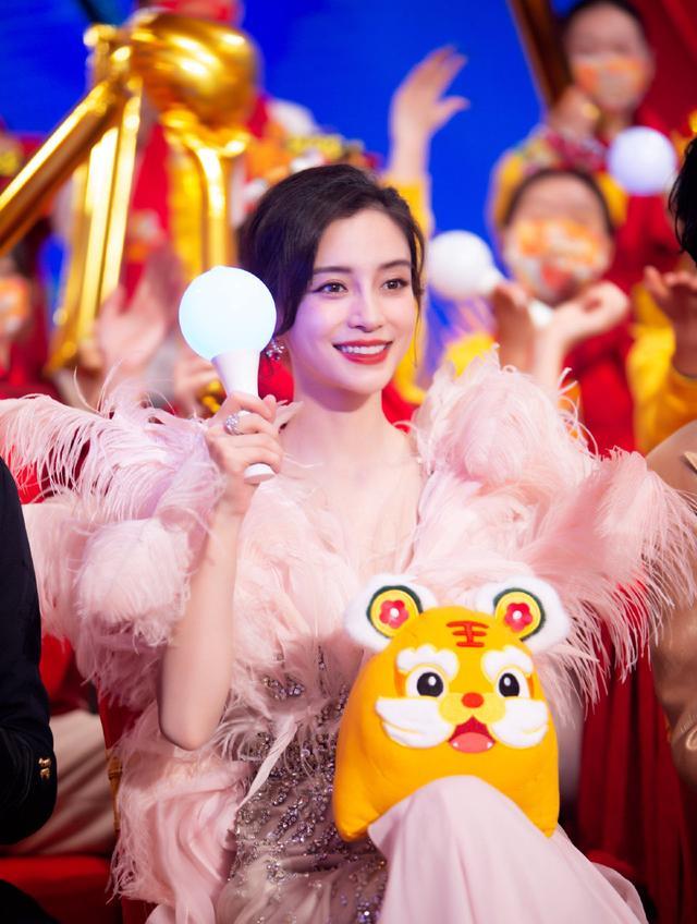 Angelababy穿“飞鸟裙”主持北京春晚，优雅迷人丝毫不受离婚影响