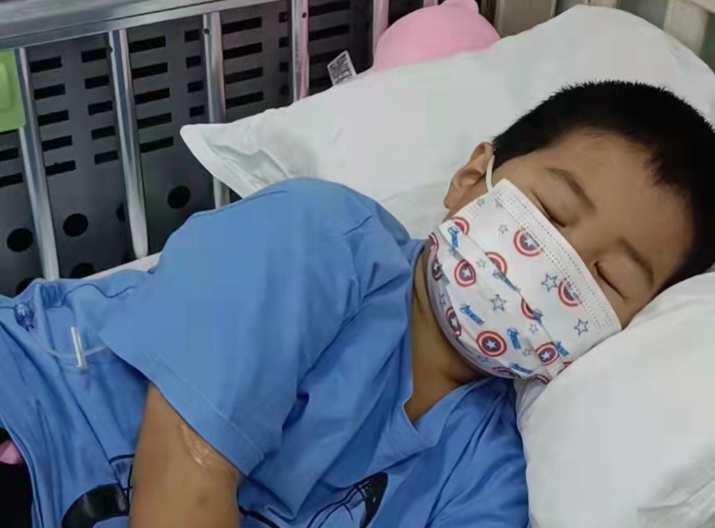 岁男童患癌病房独自对抗病魔,爸妈日夜陪护在医院楼下