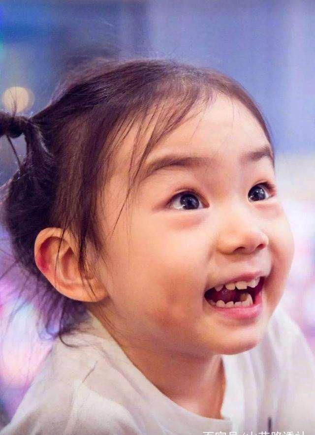 lucky|李承铉带女儿探班戚薇,与爸爸乖坐在观众席,戚薇回头比心超有爱