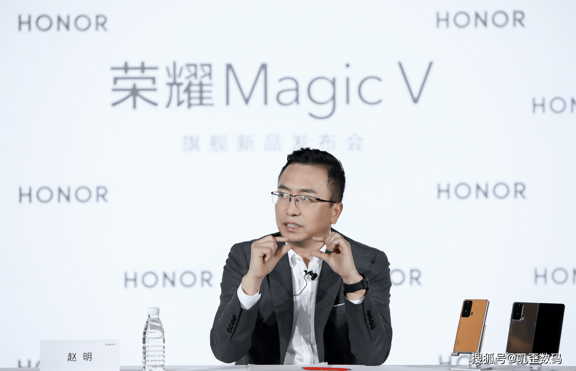 黄牛|赵明耍猴？荣耀Magic V依旧缺货抢购，黄牛：加价有现货